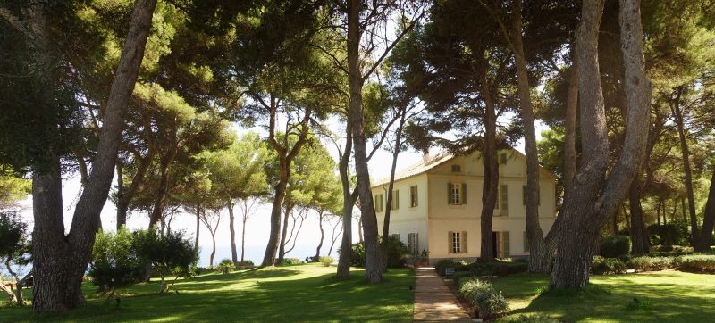 Can Simoneta Garden and building